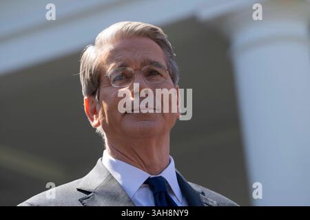 Washington, Usa. April 2025. US-Finanzminister Scott Bessent spricht am 9. April 2025 im Weißen Haus in Washington, DC, mit den Medien. Kreditvergabe: Chris Kleponis/Pool via CNP Credit: Abaca Press/Alamy Live News Stockfoto