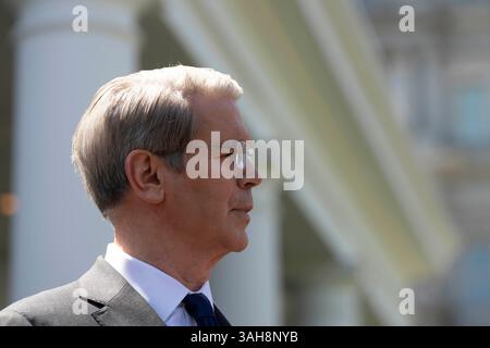 Washington, Usa. April 2025. US-Finanzminister Scott Bessent spricht am 9. April 2025 im Weißen Haus in Washington, DC, mit den Medien. Kreditvergabe: Chris Kleponis/Pool via CNP Credit: Abaca Press/Alamy Live News Stockfoto