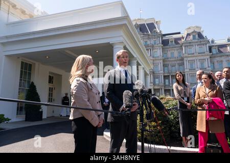 Washington, Usa. April 2025. US-Finanzminister Scott Bessent spricht am 9. April 2025 im Weißen Haus in Washington, DC, mit den Medien. Kreditvergabe: Chris Kleponis/Pool via CNP Credit: Abaca Press/Alamy Live News Stockfoto