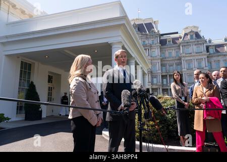 Washington, Vereinigte Staaten Von Amerika. April 2025. US-Finanzminister Scott Bessent spricht vor den Medien im Weißen Haus in Washington, DC, 9. April 2025 Credit: Chris Kleponis/Pool/SIPA USA Credit: SIPA USA/Alamy Live News Stockfoto