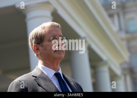 Washington, Vereinigte Staaten Von Amerika. April 2025. US-Finanzminister Scott Bessent spricht vor den Medien im Weißen Haus in Washington, DC, 9. April 2025 Credit: Chris Kleponis/Pool/SIPA USA Credit: SIPA USA/Alamy Live News Stockfoto