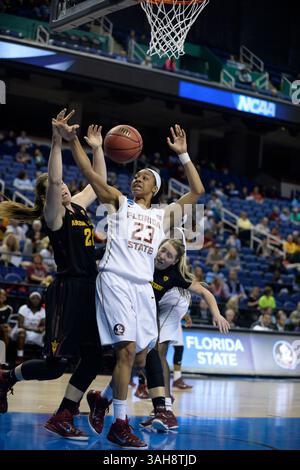 27. März 2015: Die Florida State Seminoles, Ivey Slaughter (23) und die Arizona State Sun Devils, Sophie Brunner (21), kämpfen bei der NCAA Woman's Sweet 16 im Greensboro Coliseum in Greensboro, NC, um einen Lose Ball. Florida State Seminoles gewann 66-65 gegen Arizona State Sun Devils. PJ Ward-Brown/CSM(Bild: © PJ Ward-Brown/Cal Sport Media/ZUMAPRESS.com) Stockfoto