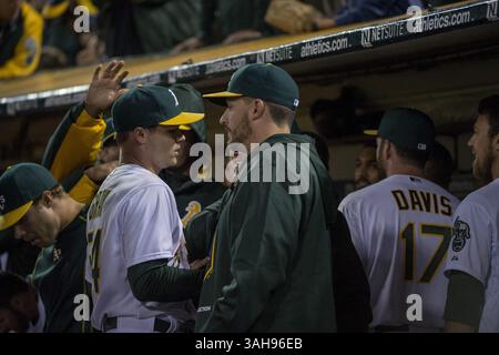 6. April 2015 - Oakland, Kalifornien, USA - Oakland Athletics Starting Pitcher Sonny Gray (54) trifft auf Teamkameraden, nachdem er am Montag, 6. April 2015, im MLB-Spiel zwischen den Oakland Athletics und den Texas Rangers im O.Co Coliseum in Oakland, Kalifornien, den dritten Platz im achten Inning ausschied (Credit Image: © Jose Luis Villegas/Sacramento Bee/ZUMA Wire) Stockfoto