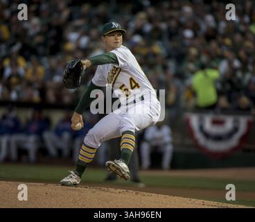 6. April 2015 - Oakland, Kalifornien, USA - Oakland Athletics Starting Pitcher Sonny Gray (54) Plätze im ersten Inning am Montag, 6. April 2015, während des MLB-Spiels zwischen den Oakland Athletics und den Texas Rangers im O.Co Coliseum in Oakland, Kalifornien (Kreditbild: © Jose Luis Villegas/Sacramento Bee/ZUMA Wire) Stockfoto