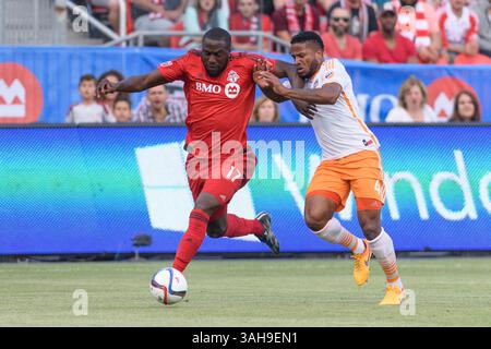 Torontos FC-Stürmer Jozy Altidore (17) dribbelt am 10. Mai 2015 im BMO Field in Toronto (Kanada) an Jermaine Taylor (4) vorbei. (Credit Image: © Cal Sport Media/ZUMAPRESS.com) Stockfoto
