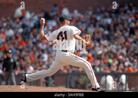 10. Mai 2015: Der San Francisco Giants Relief Pitcher Jeremy Affeldt (41) wirft den Ball während des MLB-Baseballspiels zwischen den San Francisco Giants und den Miami Marlins im AT&T Park in San Francisco, CA. Die San Francisco Giants besiegten die Miami Marlins mit 3:2. Foto: Stan Szeto/CSM (Foto: © Stan Szeto/Cal Sport Media/ZUMAPRESS.com) Stockfoto