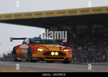 11. Juni 2015 - Le Mans, Sarthe, Frankreich - Aston Martin Racing V8 Michelin Aston Martin Vantage V8 (99) Fahrer FERNANDO REES (BRA) in Aktion während der Qualifying-Session der 83. Ausgabe der 24 Stunden von Le Mans auf dem Circuit de la Sarthe - Le Mans - Frankreich (Kreditbild: © Pierre Stevenin/ZUMA Wire) Stockfoto