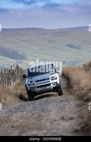 Landrover-Verteidiger fahren einige Rough Green Lanes im Yorkshire Dales National Park bei Hawes, Großbritannien. Stockfoto