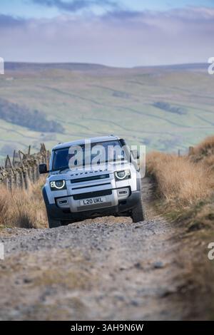 Landrover-Verteidiger fahren einige Rough Green Lanes im Yorkshire Dales National Park bei Hawes, Großbritannien. Stockfoto