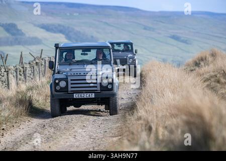 Landrover-Verteidiger fahren einige Rough Green Lanes im Yorkshire Dales National Park bei Hawes, Großbritannien. Stockfoto