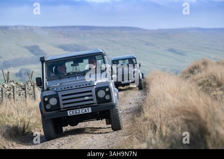 Landrover-Verteidiger fahren einige Rough Green Lanes im Yorkshire Dales National Park bei Hawes, Großbritannien. Stockfoto