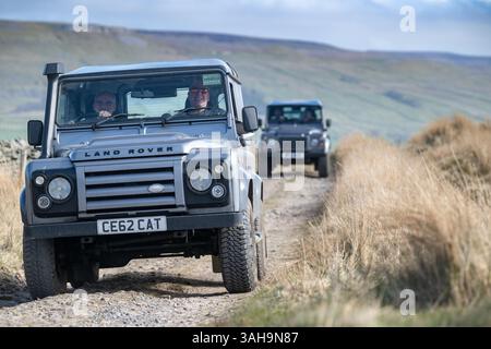 Landrover-Verteidiger fahren einige Rough Green Lanes im Yorkshire Dales National Park bei Hawes, Großbritannien. Stockfoto