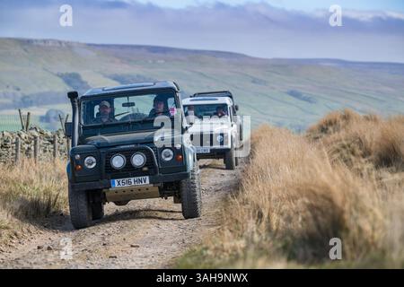 Landrover-Verteidiger fahren einige Rough Green Lanes im Yorkshire Dales National Park bei Hawes, Großbritannien. Stockfoto