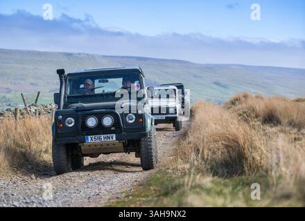 Landrover-Verteidiger fahren einige Rough Green Lanes im Yorkshire Dales National Park bei Hawes, Großbritannien. Stockfoto