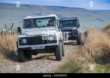 Landrover-Verteidiger fahren einige Rough Green Lanes im Yorkshire Dales National Park bei Hawes, Großbritannien. Stockfoto