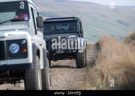 Landrover-Verteidiger fahren einige Rough Green Lanes im Yorkshire Dales National Park bei Hawes, Großbritannien. Stockfoto