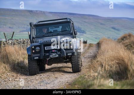 Landrover-Verteidiger fahren einige Rough Green Lanes im Yorkshire Dales National Park bei Hawes, Großbritannien. Stockfoto