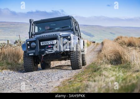 Landrover-Verteidiger fahren einige Rough Green Lanes im Yorkshire Dales National Park bei Hawes, Großbritannien. Stockfoto