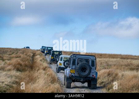 Landrover-Verteidiger fahren einige Rough Green Lanes im Yorkshire Dales National Park bei Hawes, Großbritannien. Stockfoto