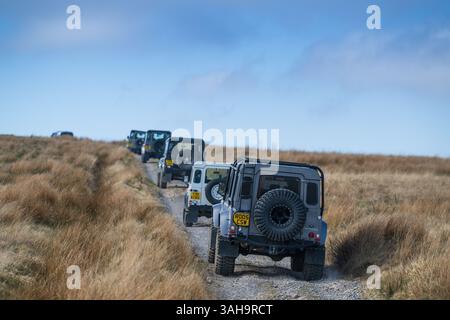 Landrover-Verteidiger fahren einige Rough Green Lanes im Yorkshire Dales National Park bei Hawes, Großbritannien. Stockfoto