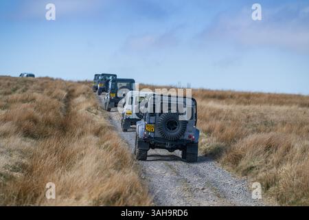 Landrover-Verteidiger fahren einige Rough Green Lanes im Yorkshire Dales National Park bei Hawes, Großbritannien. Stockfoto