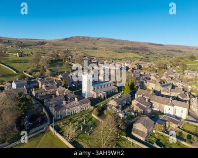 Die Pfarrkirche St. Oswalds in Askrigg, Wensleydale, an einem angenehmen Frühlingsabend, mit ihrem umstrittenen neu renovierten weißen Glockenturm, der Stockfoto