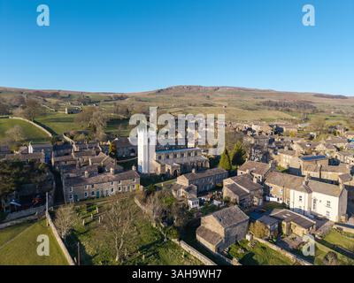 Die Pfarrkirche St. Oswalds in Askrigg, Wensleydale, an einem angenehmen Frühlingsabend, mit ihrem umstrittenen neu renovierten weißen Glockenturm, der Stockfoto