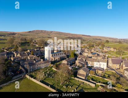 Die Pfarrkirche St. Oswalds in Askrigg, Wensleydale, an einem angenehmen Frühlingsabend, mit ihrem umstrittenen neu renovierten weißen Glockenturm, der Stockfoto