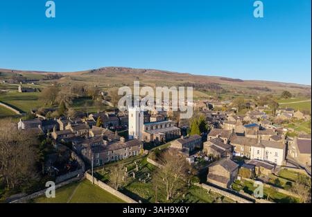Die Pfarrkirche St. Oswalds in Askrigg, Wensleydale, an einem angenehmen Frühlingsabend, mit ihrem umstrittenen neu renovierten weißen Glockenturm, der Stockfoto