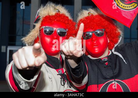 22. April 2015: Die Fans der Ottawa Senators jubeln vor dem vierten Spiel der ersten Runde der Stanley Cup Playoffs 2015 zwischen den Montreal Canadiens und den Ottawa Senators im Canadian Tire Centre in Ottawa, Ontario, Kanada. Die Ottawa Senators besiegten die Montreal Canadiens mit 1:0. Die Serie ist jetzt 3-1 für die Kanadier. Philippe Bouchard/CSM(Bild: © Philippe Bouchard/Cal Sport Medi/Cal Sport Media/ZUMAPRESS.com) Stockfoto