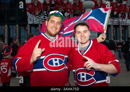 22. April 2015: Die Fans der Montreal Canadiens jubeln vor dem vierten Spiel der ersten Runde der Stanley Cup Playoffs 2015 zwischen den Montreal Canadiens und den Ottawa Senators im Canadian Tire Centre in Ottawa, Ontario, Kanada. Die Ottawa Senators besiegten die Montreal Canadiens mit 1:0. Die Serie ist jetzt 3-1 für die Kanadier. Philippe Bouchard/CSM(Bild: © Philippe Bouchard/Cal Sport Medi/Cal Sport Media/ZUMAPRESS.com) Stockfoto