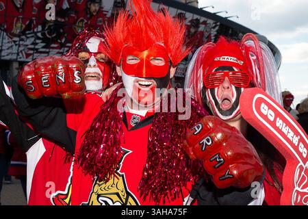 22. April 2015: Die Fans der Ottawa Senators jubeln vor dem vierten Spiel der ersten Runde der Stanley Cup Playoffs 2015 zwischen den Montreal Canadiens und den Ottawa Senators im Canadian Tire Centre in Ottawa, Ontario, Kanada. Die Ottawa Senators besiegten die Montreal Canadiens mit 1:0. Die Serie ist jetzt 3-1 für die Kanadier. Philippe Bouchard/CSM(Bild: © Philippe Bouchard/Cal Sport Medi/Cal Sport Media/ZUMAPRESS.com) Stockfoto