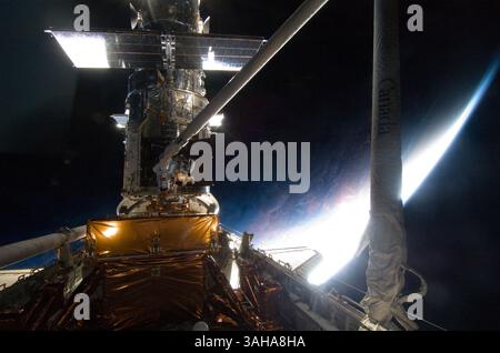 Die brillanten Wandteppiche junger Sterne, die zum Leben erwachen, ähneln einem glitzernden Feuerwerk auf dem Bild des Hubble Space Telescope zum 25. Jahrestag der NASA, um an ein Vierteljahrhundert der Erforschung des Sonnensystems und darüber hinaus seit seinem Start am 24. April 1990 zu erinnern. „Hubble hat unsere Sicht auf das Universum völlig verändert“, sagte John Grunsfeld, Astronaut und Associate Administrator des Direktorats der Wissenschaftsmission der NASA. „Diese aussicht mit Sternenfeuerwerk und glühendem Gas ist ein passendes Bild für unsere Feier von 25 Jahren erstaunlicher Hubble-Wissenschaft. Das funkelnde Herzstück von Hubbles silbernem Vernichter Stockfoto