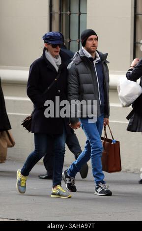 23. April 2015 – New York City, NY, USA – Schauspielerin Anne Hathaway und ihr Mann Adam Shulman spazieren am 23. April 2015 in New York City im East Village (Foto: © Zelig Shaul/Ace Pictures/ZUMA Wire) Stockfoto