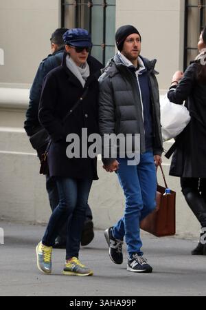23. April 2015 – New York City, NY, USA – Schauspielerin Anne Hathaway und ihr Mann Adam Shulman spazieren am 23. April 2015 in New York City im East Village (Foto: © Zelig Shaul/Ace Pictures/ZUMA Wire) Stockfoto