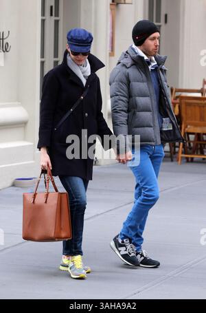 23. April 2015 – New York City, NY, USA – Schauspielerin Anne Hathaway und ihr Mann Adam Shulman spazieren am 23. April 2015 in New York City im East Village (Foto: © Zelig Shaul/Ace Pictures/ZUMA Wire) Stockfoto