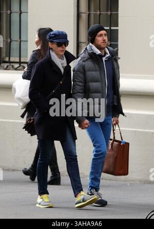 23. April 2015 – New York City, NY, USA – Schauspielerin Anne Hathaway und ihr Mann Adam Shulman spazieren am 23. April 2015 in New York City im East Village (Foto: © Zelig Shaul/Ace Pictures/ZUMA Wire) Stockfoto