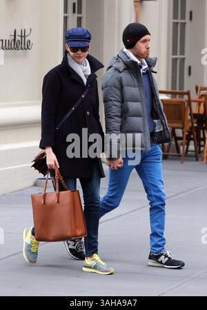 23. April 2015 – New York City, NY, USA – Schauspielerin Anne Hathaway und ihr Mann Adam Shulman spazieren am 23. April 2015 in New York City im East Village (Foto: © Zelig Shaul/Ace Pictures/ZUMA Wire) Stockfoto