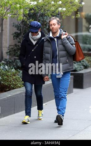 23. April 2015 – New York City, NY, USA – Schauspielerin Anne Hathaway und ihr Mann Adam Shulman spazieren am 23. April 2015 in New York City im East Village (Foto: © Zelig Shaul/Ace Pictures/ZUMA Wire) Stockfoto