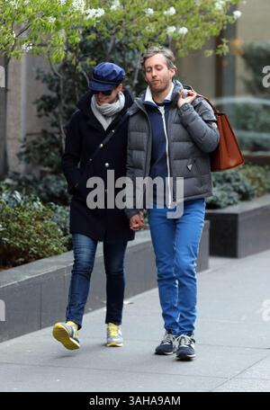 23. April 2015 – New York City, NY, USA – Schauspielerin Anne Hathaway und ihr Mann Adam Shulman spazieren am 23. April 2015 in New York City im East Village (Foto: © Zelig Shaul/Ace Pictures/ZUMA Wire) Stockfoto