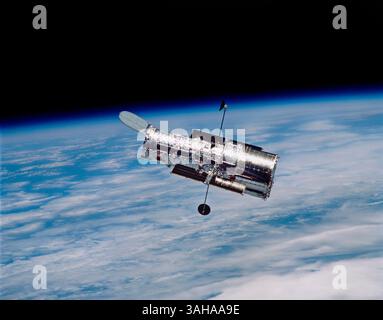 Die brillanten Wandteppiche junger Sterne, die zum Leben erwachen, ähneln einem glitzernden Feuerwerk auf dem Bild des Hubble Space Telescope zum 25. Jahrestag der NASA, um an ein Vierteljahrhundert der Erforschung des Sonnensystems und darüber hinaus seit seinem Start am 24. April 1990 zu erinnern. „Hubble hat unsere Sicht auf das Universum völlig verändert“, sagte John Grunsfeld, Astronaut und Associate Administrator des Direktorats der Wissenschaftsmission der NASA. „Diese aussicht mit Sternenfeuerwerk und glühendem Gas ist ein passendes Bild für unsere Feier von 25 Jahren erstaunlicher Hubble-Wissenschaft.“ Das funkelnde Herzstück von Hubbles silbernem Anniv Stockfoto