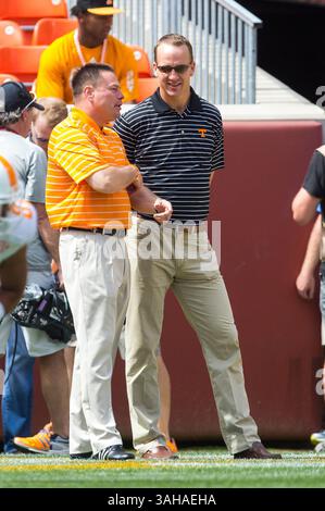 25. April 2015: Cheftrainer Butch Jones von den Tennessee Volunteers und ehemaliger Vol Quarterback Peyton Manning vor der University of Tennessee Orange and White Intrasquad Scrimmage im Neyland Stadium in Knoxville, TN(Credit Image: © Tim Gangloff/Cal Sport Media/ZUMAPRESS.com) Stockfoto
