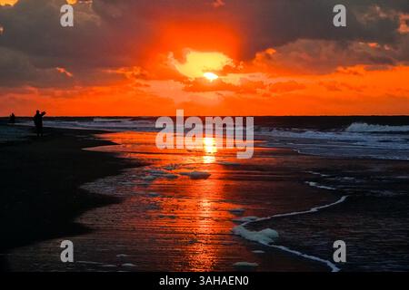 Isle Of Palms, Usa. April 2025. Am Wild Dunes Beach, 9. April 2025 in Isle of Palms, South Carolina, können Strandwanderer die Sonne durch die Wolken blicken. Eine kalte Front zog über Nacht durch das lowcountry und fiel die Temperaturen von den 80er auf saisonale 60er Jahre Quelle: Richard Ellis/Richard Ellis/Alamy Live News Stockfoto