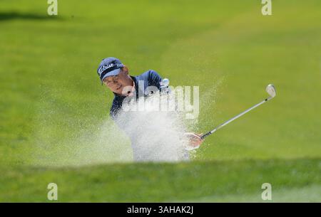 29. April 2015 – San Francisco, CA, USA – Jason Dufner stürzt am Mittwoch, 29. April 2015, aus einem Bunker auf das 1. Loch beim Cadillac Match Play-Event der World Golf Championship 2015 im TPC Harding Park in San Francisco, Kalifornien. (Abbildung: © Dan Honda/TNS/ZUMA Wire) Stockfoto