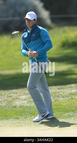 29. April 2015 – San Francisco, CA, USA – Rory Mcllroy verpasst am Mittwoch, den 29. April 2015, einen Birdie-Putt auf dem 5. Green bei der World Golf Championship Cadillac Match Play 2015 im TPC Harding Park in San Francisco, Kalifornien. (Abbildung: © Dan Honda/TNS/ZUMA Wire) Stockfoto