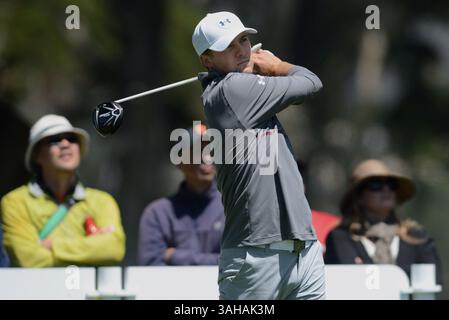 29. April 2015 – San Francisco, CA, USA – Jordan Spieth schlägt am Mittwoch, 29. April 2015 im TPC Harding Park in San Francisco, Kalifornien, am 6. Loch beim Cadillac-Match Play-Event der World Golf Championship 2015 ab. (Abbildung: © Dan Honda/TNS/ZUMA Wire) Stockfoto