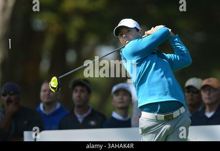 29. April 2015 - San Francisco, CA, USA - Rory Mcllroy fährt am Mittwoch, 29. April 2015, im TPC Harding Park in San Francisco, Kalifornien, auf das 6. Loch bei der Weltmeisterschaft Cadillac Match Play 2015. (Abbildung: © Dan Honda/TNS/ZUMA Wire) Stockfoto