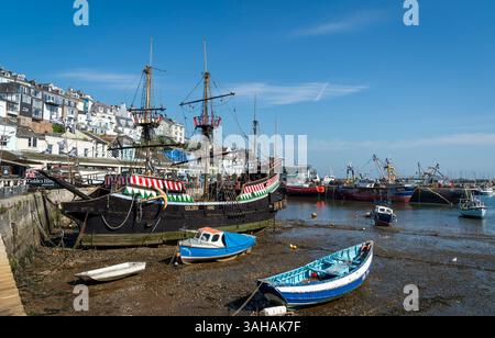 Brixham Harbour in Devon, mit dem Golden Hind Museumsschiff Stockfoto