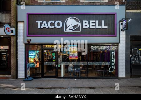 Taco Bell Fast Food Outlet im Zentrum von Norwich, Großbritannien. Das Fast Food Restaurant befindet sich in der 14 London St Norwich, eröffnet 2025. Stockfoto