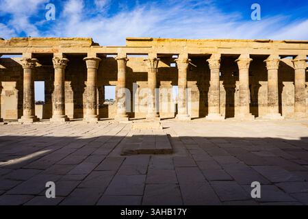 Tempel von Isis Hof mit Hieroglyphensäulen in Philae, Assuan, Ägypten Stockfoto